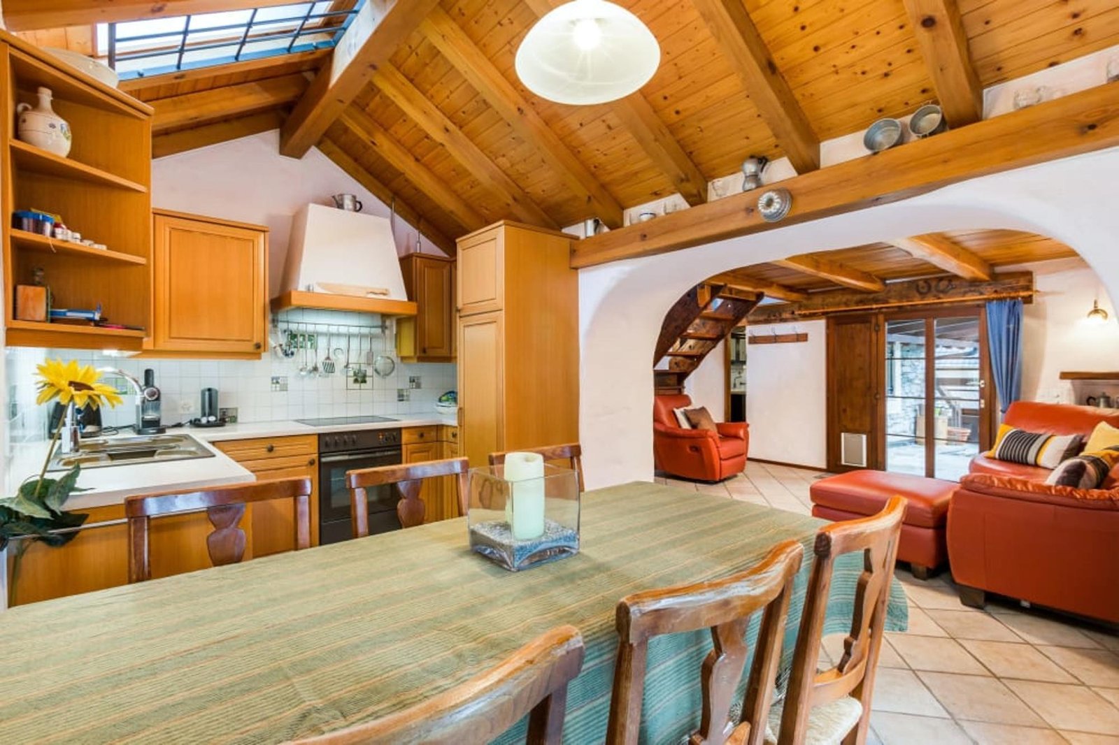 "Komplett restauriertes Schweizer Dorf: Ideal für Naturtourismus & Survivalisten!"