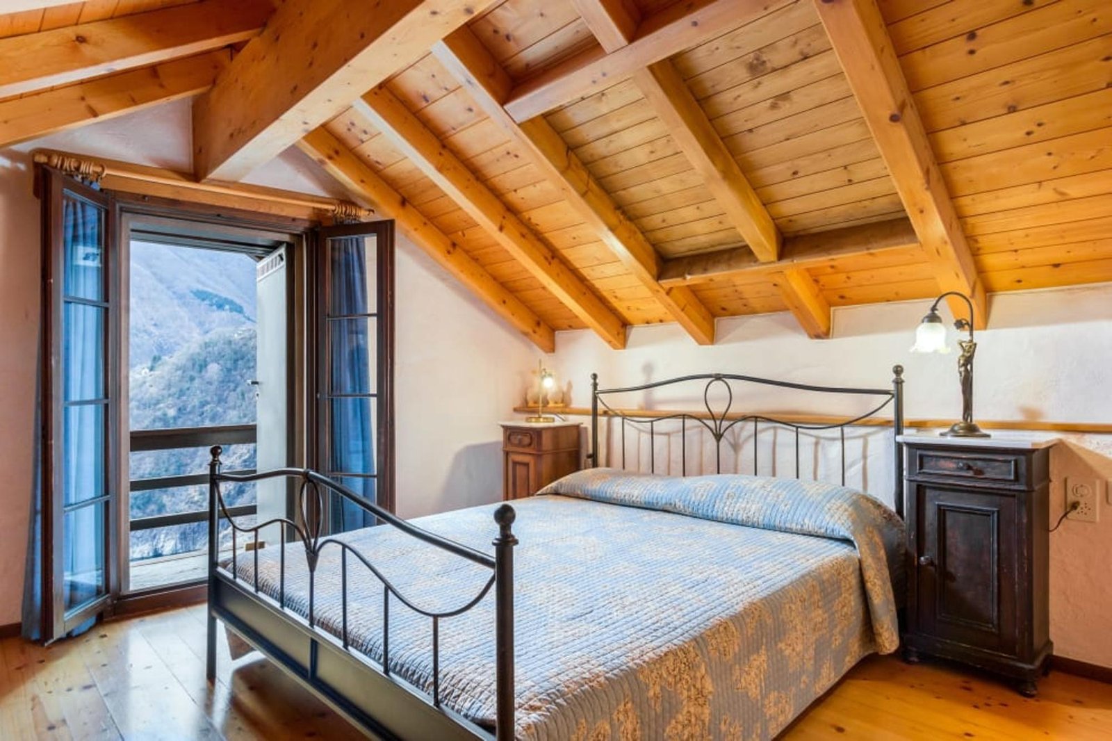 "Komplett restauriertes Schweizer Dorf: Ideal für Naturtourismus & Survivalisten!"