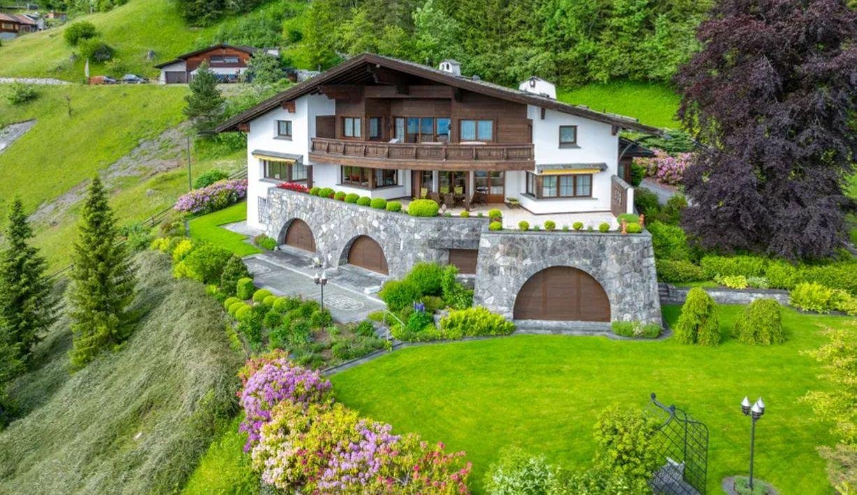 Laura Aguilera Royal Residence With Breathtaking Views