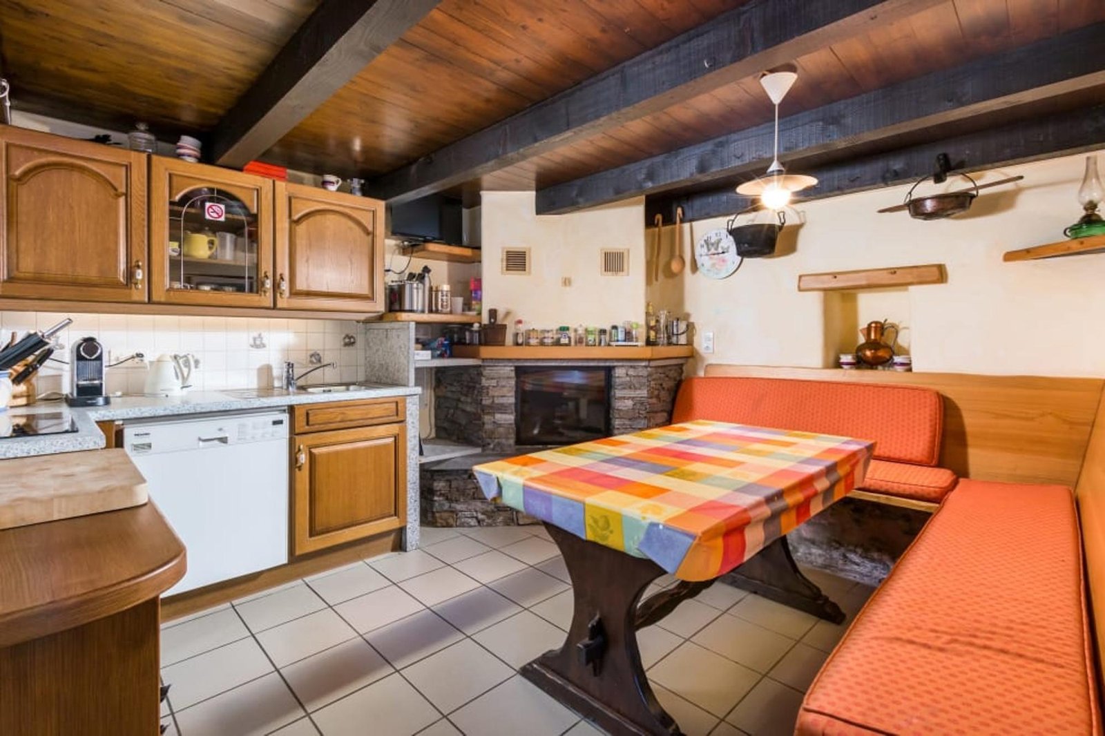 "Komplett restauriertes Schweizer Dorf: Ideal für Naturtourismus & Survivalisten!"