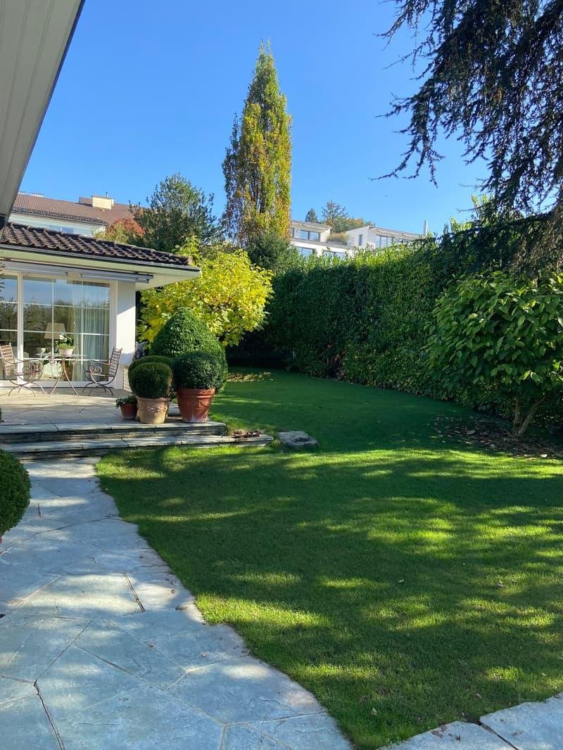 "Luxuriöses, freistehendes 5 1/2 Zimmer Einfamilienhaus in Herrliberg mit Schwimmbad"