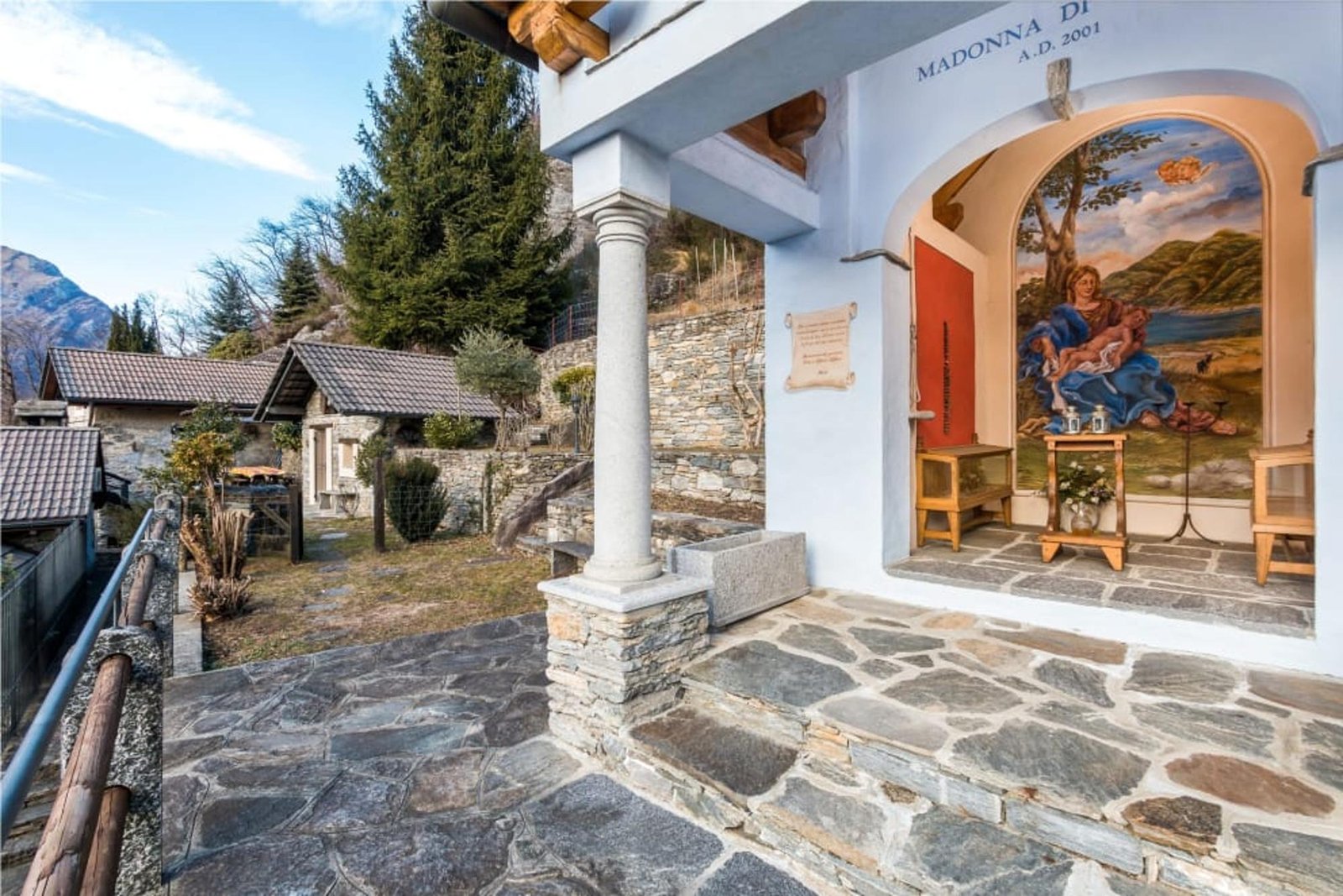 "Komplett restauriertes Schweizer Dorf: Ideal für Naturtourismus & Survivalisten!"