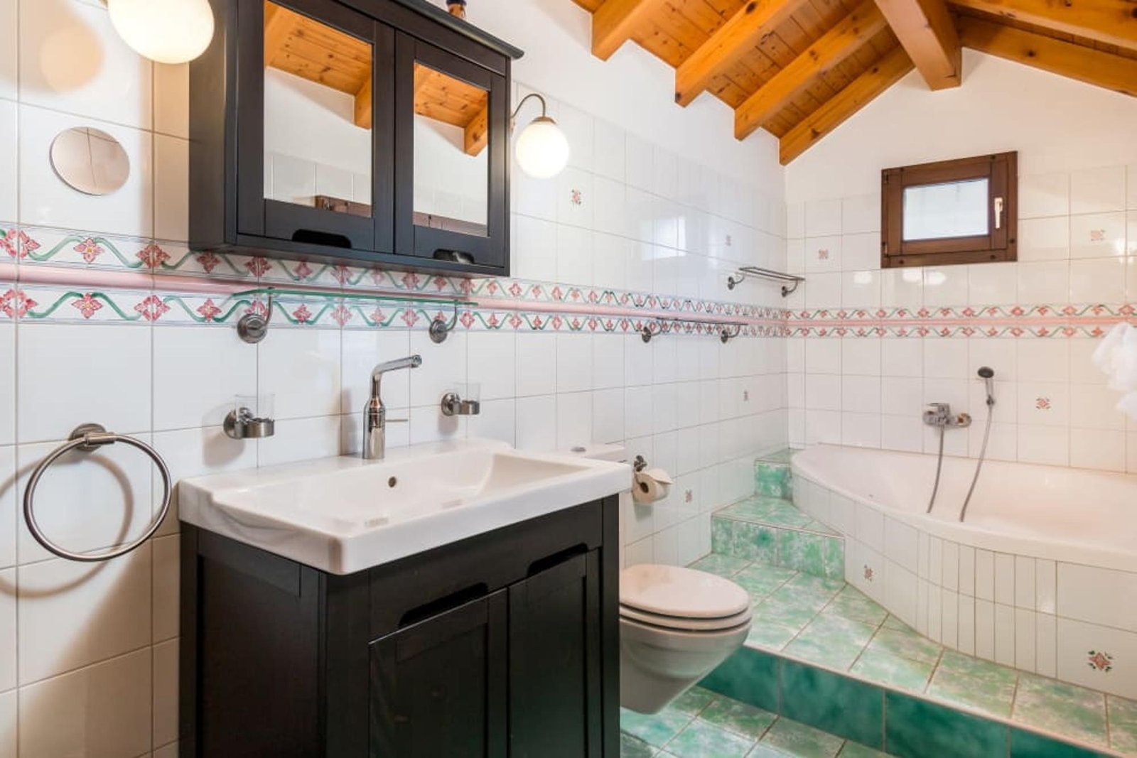 "Komplett restauriertes Schweizer Dorf: Ideal für Naturtourismus & Survivalisten!"