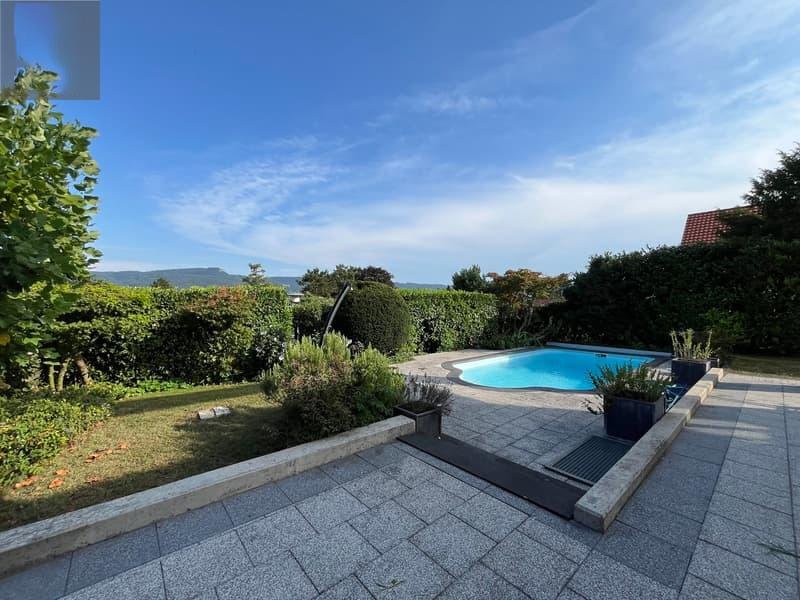 moderne Villa mit Pool, viel Licht und Komfort