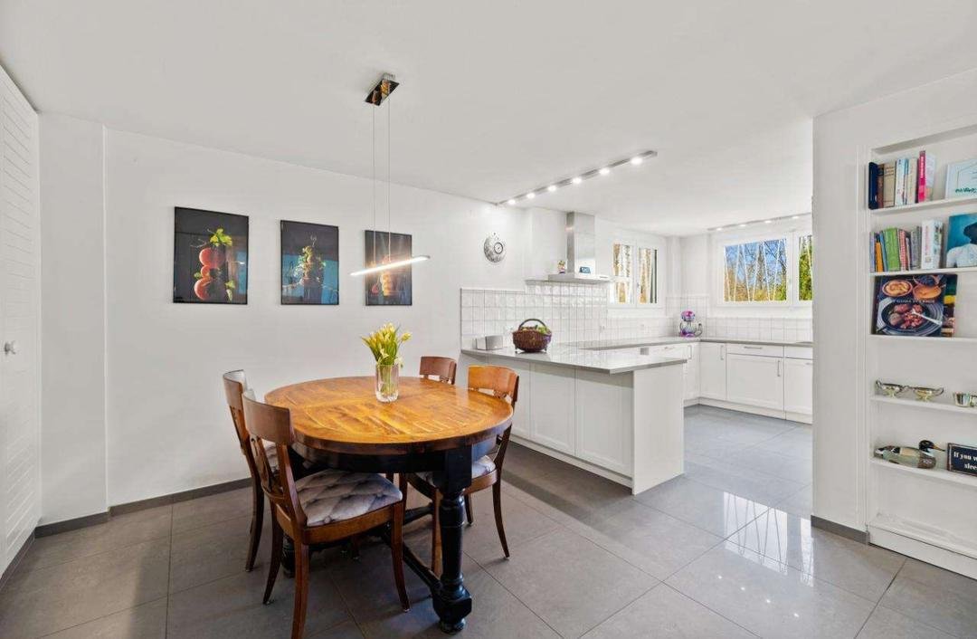 Laura Aguilera Royal Residence With Breathtaking Views