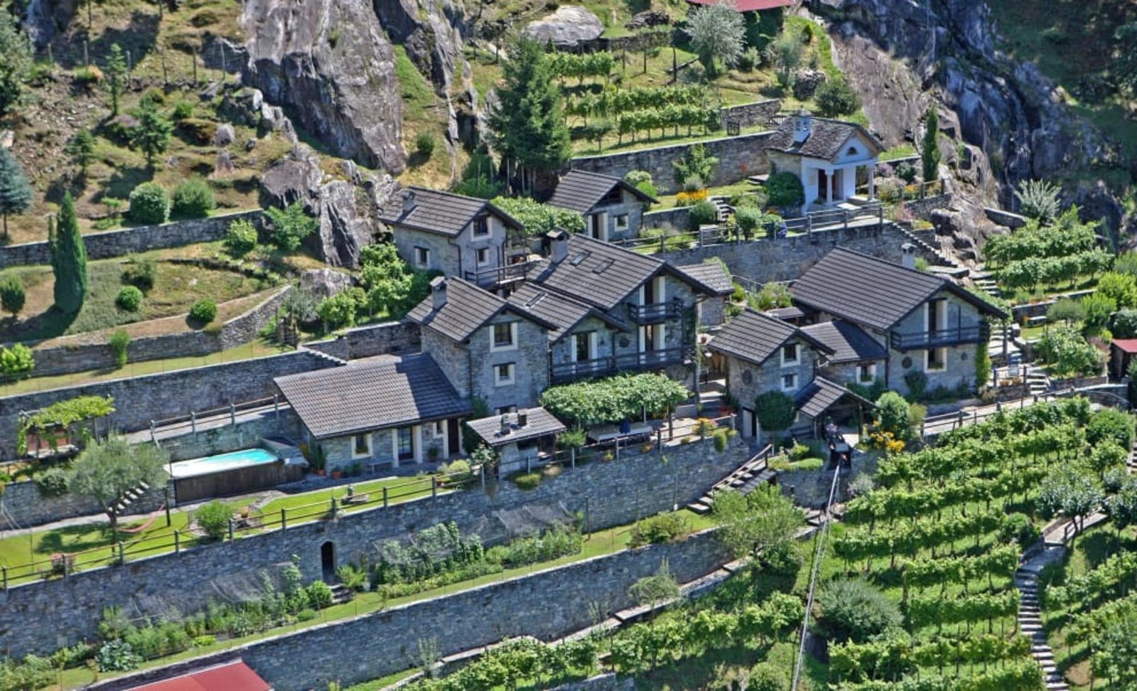 "Komplett restauriertes Schweizer Dorf: Ideal für Naturtourismus & Survivalisten!"