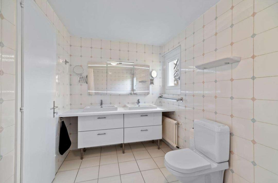 Laura Aguilera Royal Residence With Breathtaking Views