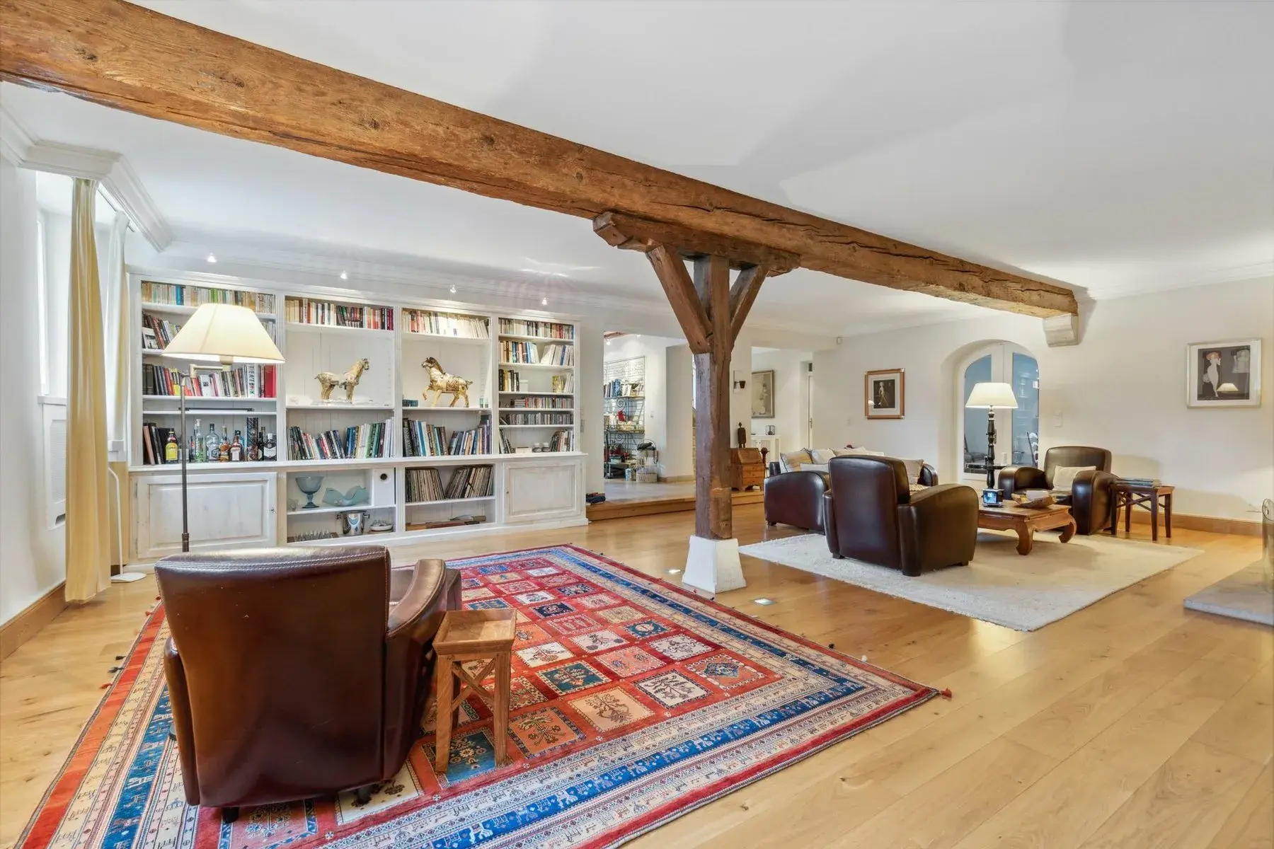 RARE - PATRICIAN HOUSE WITH HIGH-QUALITY MATERIALS & SWIMMING POOL