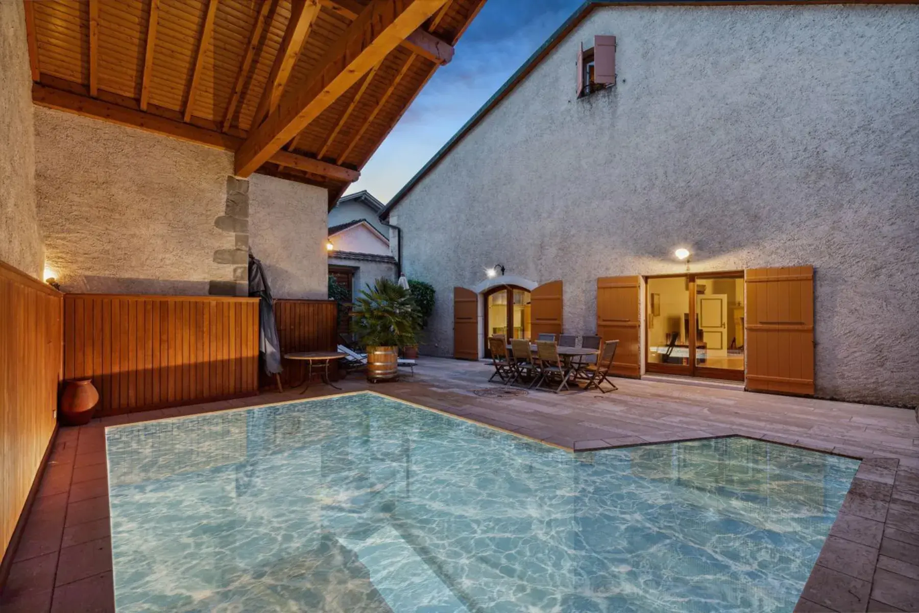 RARE - PATRICIAN HOUSE WITH HIGH-QUALITY MATERIALS & SWIMMING POOL