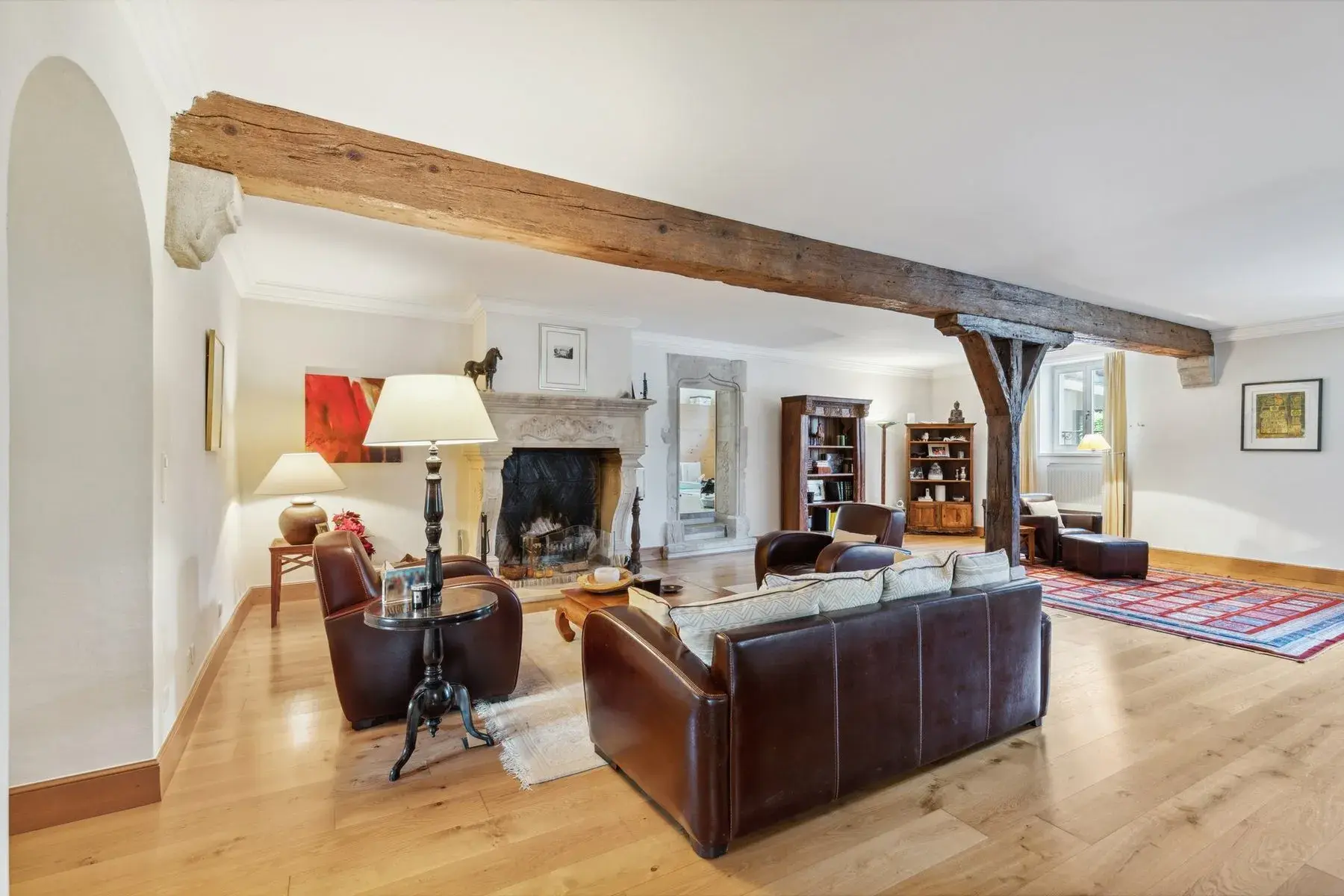 RARE - PATRICIAN HOUSE WITH HIGH-QUALITY MATERIALS & SWIMMING POOL