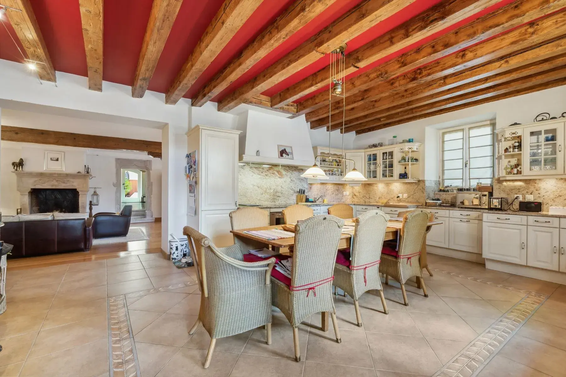 RARE - PATRICIAN HOUSE WITH HIGH-QUALITY MATERIALS & SWIMMING POOL