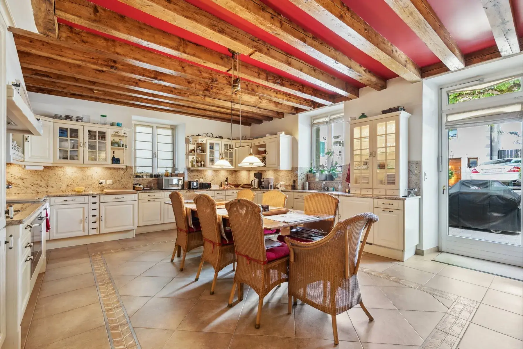 RARE - PATRICIAN HOUSE WITH HIGH-QUALITY MATERIALS & SWIMMING POOL