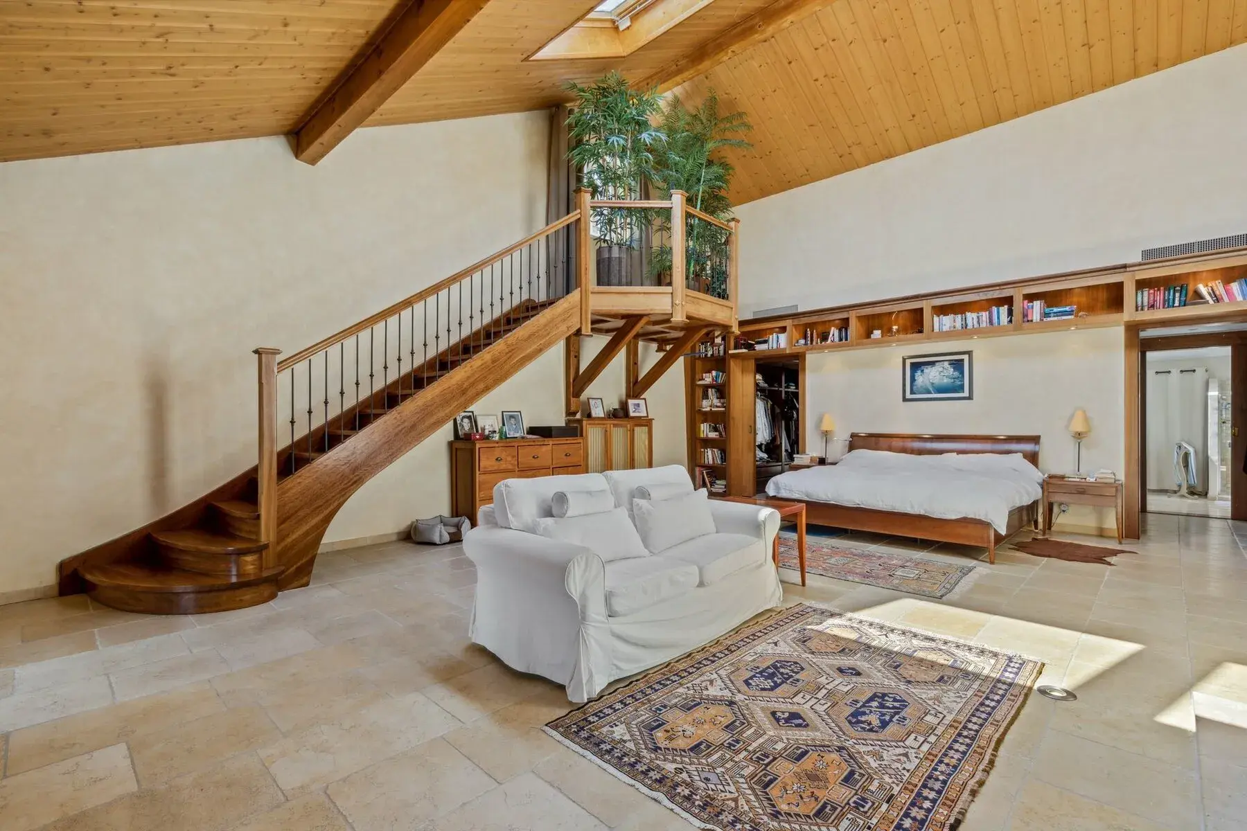 RARE - PATRICIAN HOUSE WITH HIGH-QUALITY MATERIALS & SWIMMING POOL