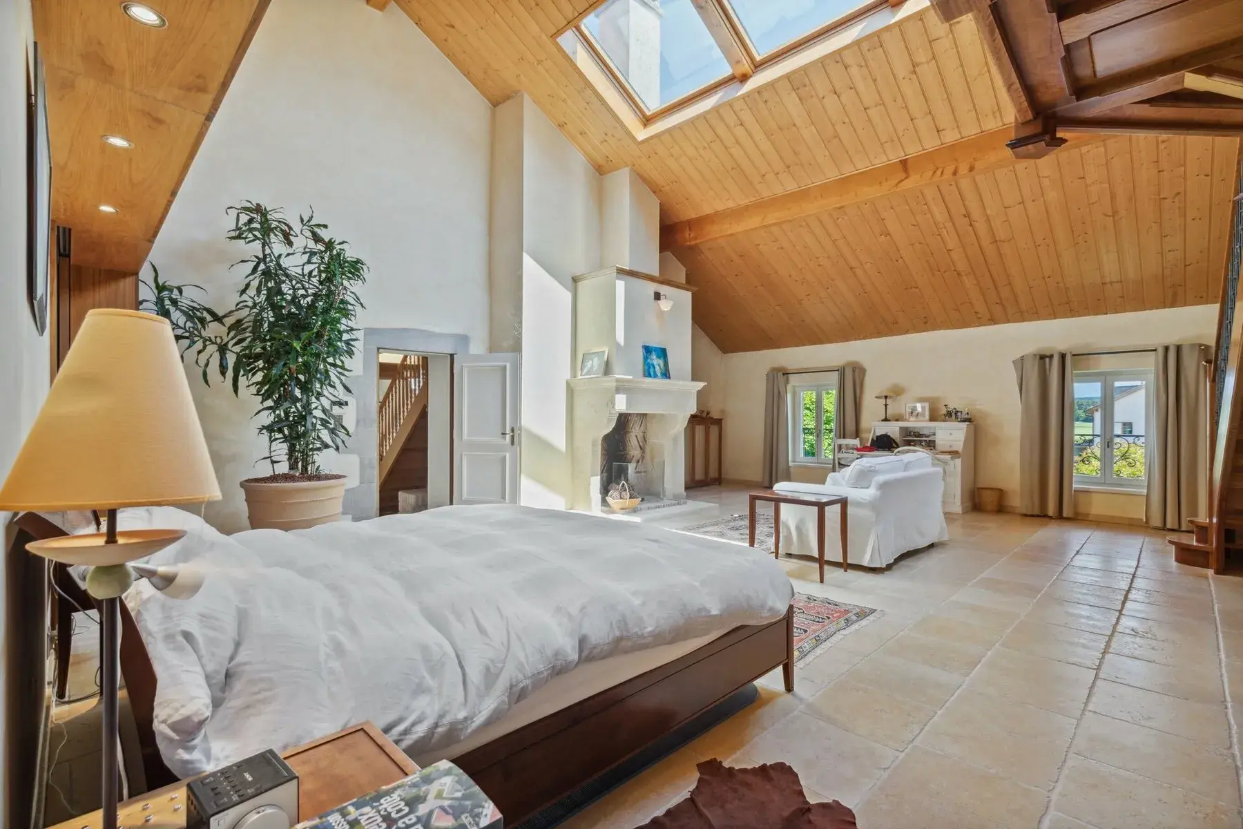 RARE - PATRICIAN HOUSE WITH HIGH-QUALITY MATERIALS & SWIMMING POOL