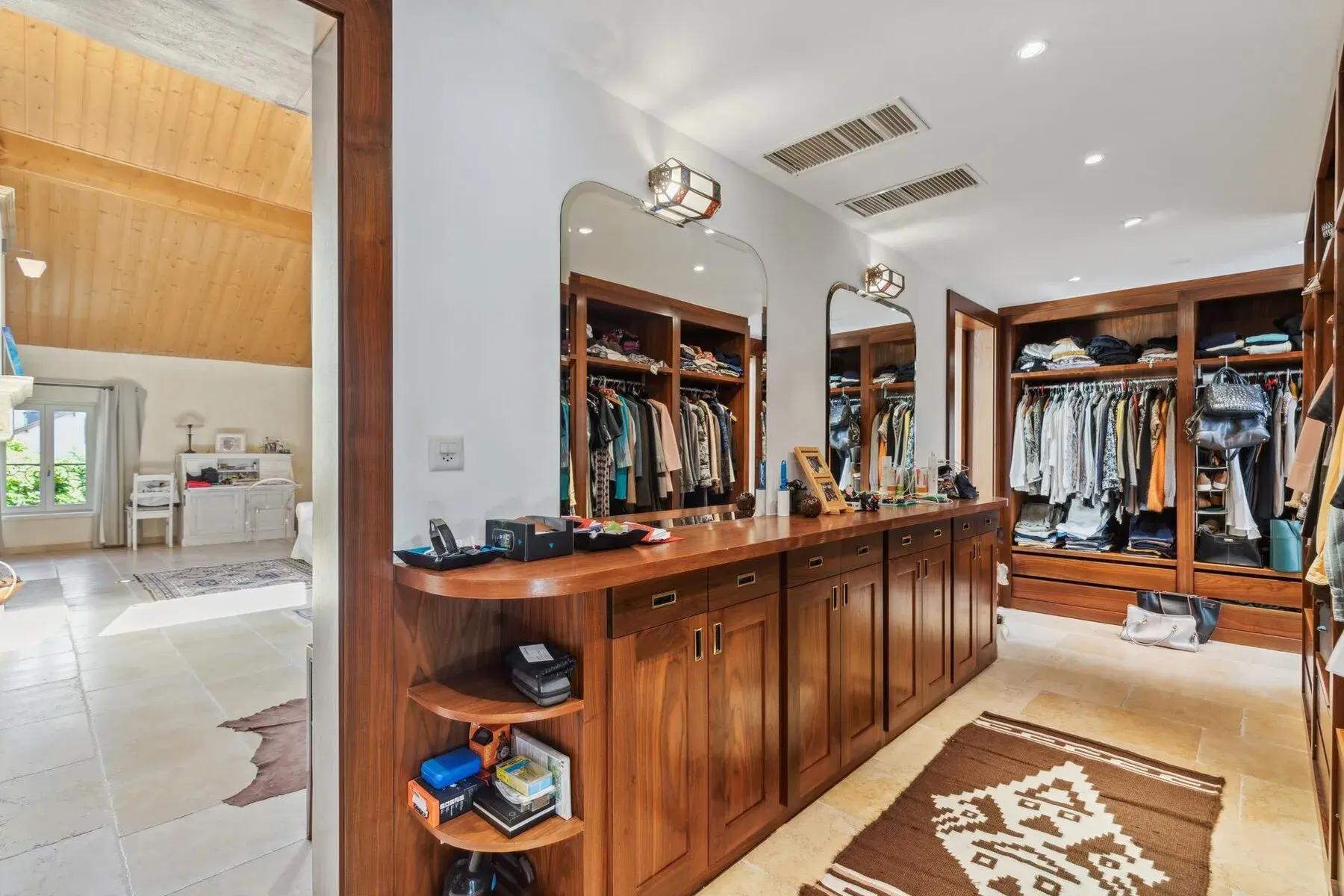 RARE - PATRICIAN HOUSE WITH HIGH-QUALITY MATERIALS & SWIMMING POOL