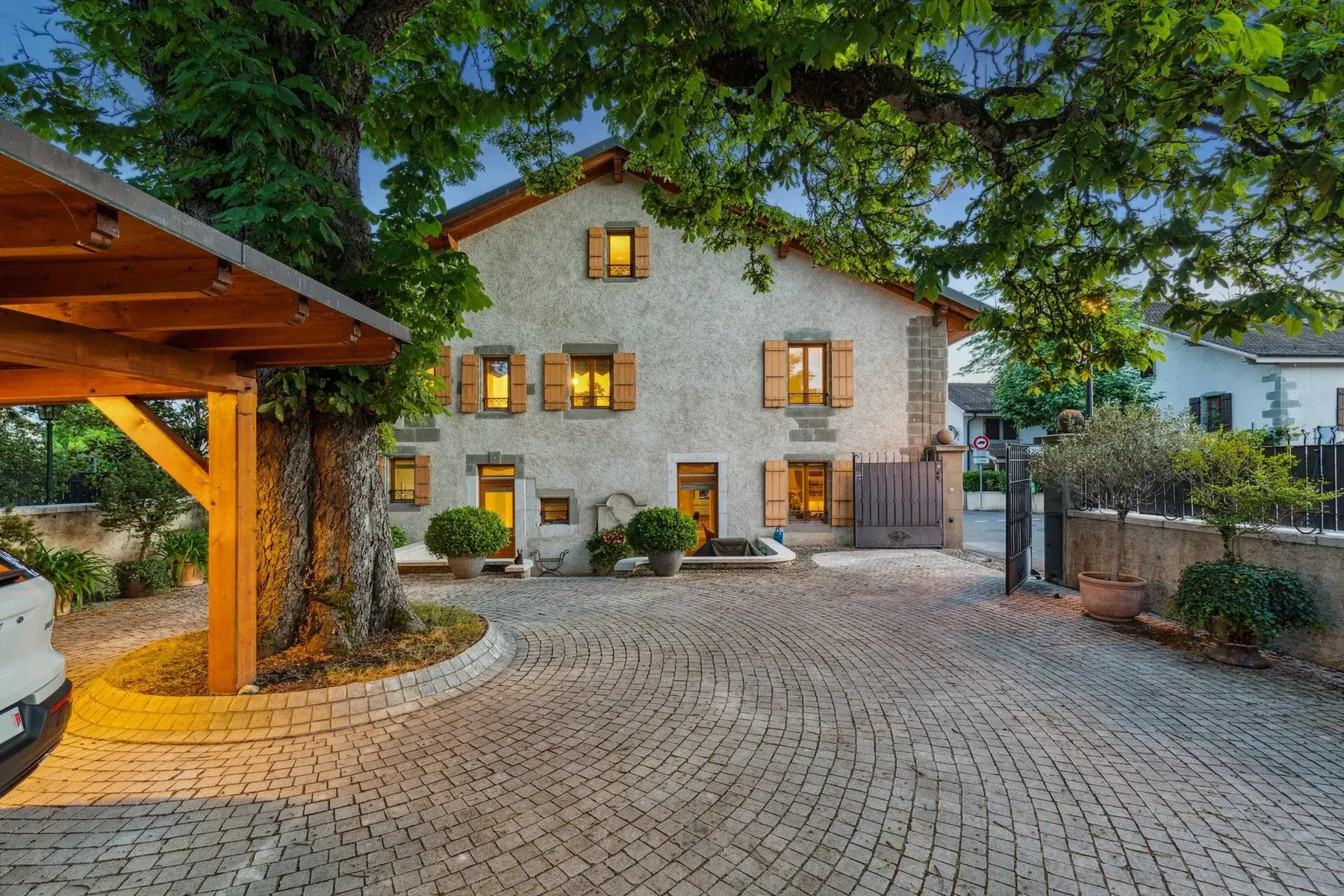 RARE - PATRICIAN HOUSE WITH HIGH-QUALITY MATERIALS & SWIMMING POOL