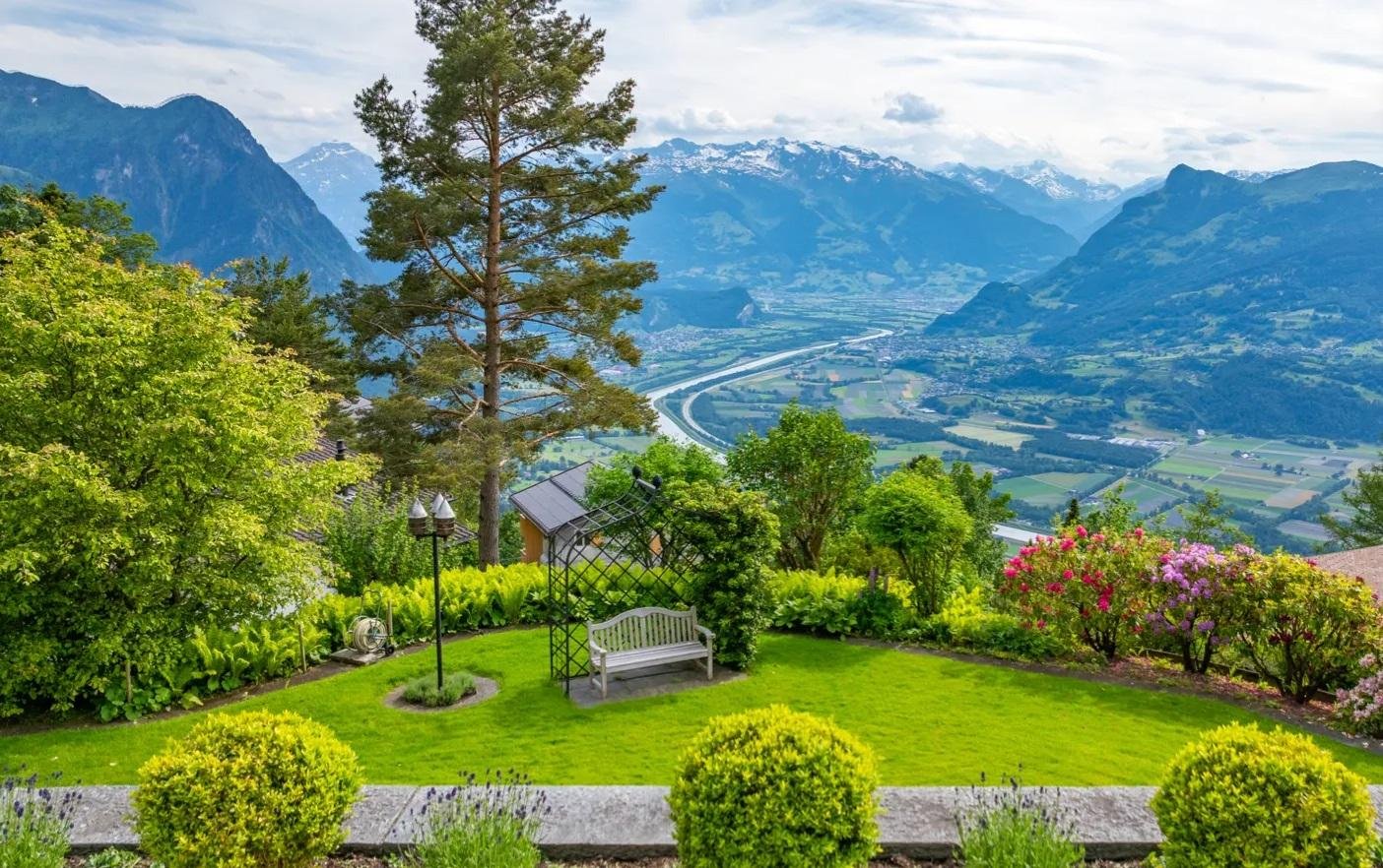 Laura Aguilera Royal Residence With Breathtaking Views